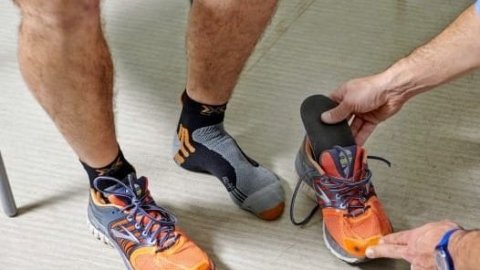 essayage des semelles orthopédiques